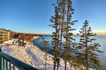 Two Harbors Superior Lakefront 3BR Corner | Pool | Hot Tub | Sauna | EV Charger