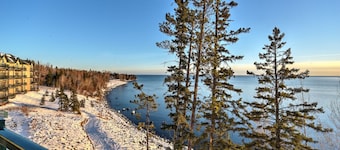 Two Harbors Superior Lakefront 3BR Corner | Pool | Hot Tub | Sauna | EV Charger