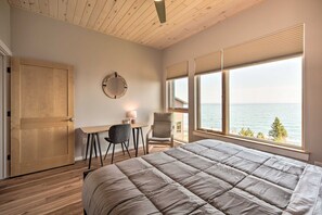 2 bedrooms, desk, free WiFi, bed sheets