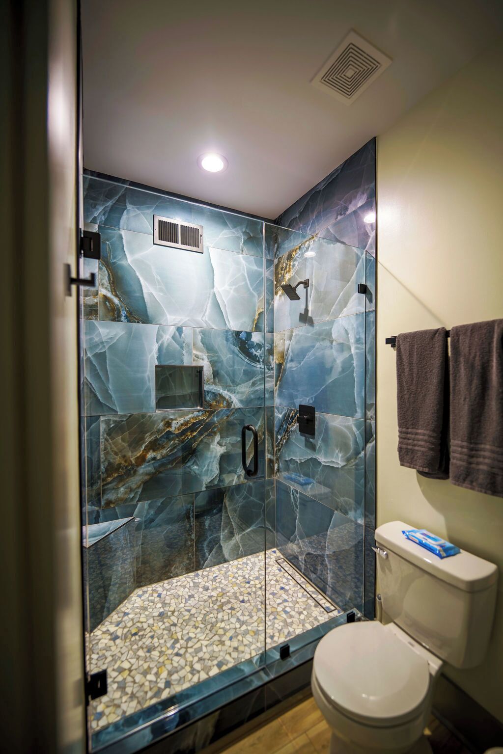 Douche, serviettes fournies, savon, papier toilette