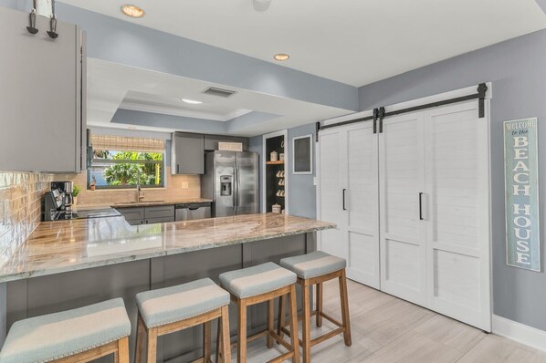 冷蔵庫、電子レンジ、オーブン、コンロ