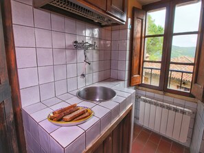Kylskåp, ugn, diskmaskin och matbord