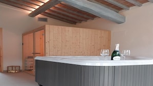 Eine moderne Küche mit integriertem Barbereich, Holzschränken und Fliesenboden.