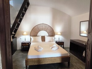 In-room safe, individually decorated, individually furnished - Navita Cave Houses (Karterados)