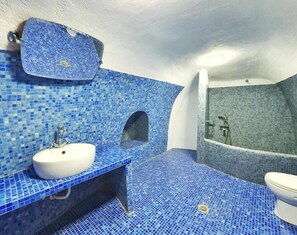 Rainfall showerhead, hair dryer, towels, soap - Navita Cave Houses (Karterados)