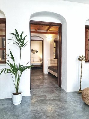 32-inch Smart TV with digital channels - Navita Cave Houses (Karterados)