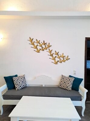 32-inch Smart TV with digital channels - Navita Cave Houses (Karterados)