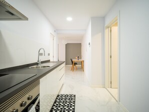 Fridge, microwave, oven, coffee/tea maker - Rejon Hideaway A By CanariasGetaway (Las Palmas de Gran Canaria)