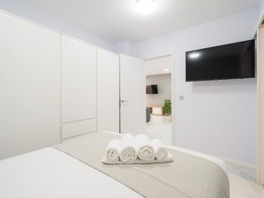 2 bedrooms, iron/ironing board, free WiFi, bed sheets