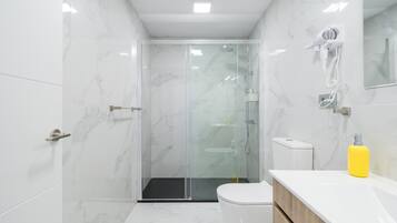 Dusche, Haartrockner, Handtücher, Toilettenpapier