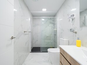 Ducha, secador de pelo, toallas, papel higiénico