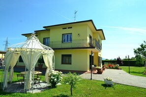 Exterior - Villa in Montecarlo with Pool and Scenic Views (Montecarlo - Lucca)