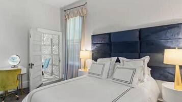 2 bedrooms, desk, WiFi, bed sheets