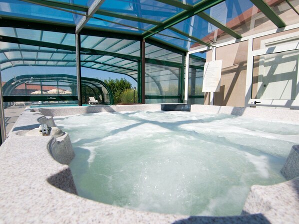 Indoor spa tub