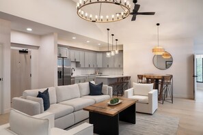 套房, 2 间卧室 | 起居区 | 24-英寸智能电视（配备数码频道）、乒乓球、立体声音响