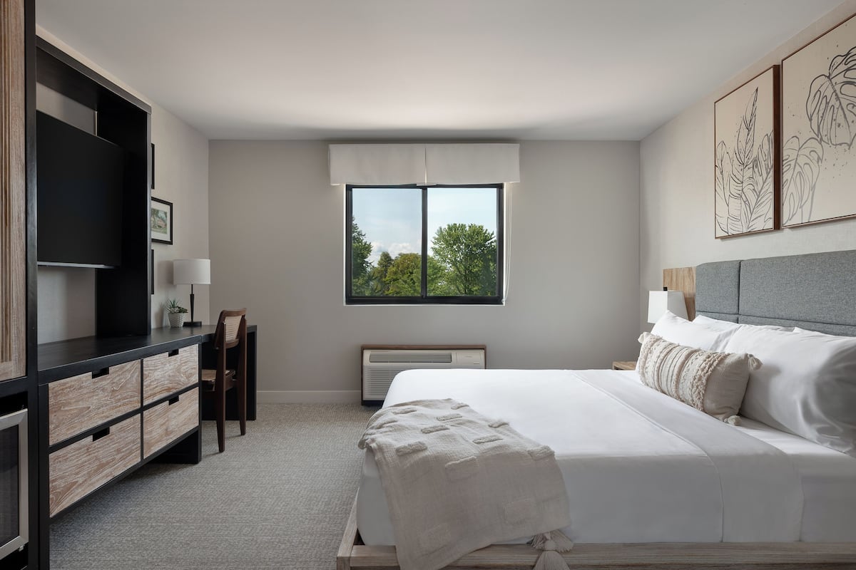 Room, 1 King Bed, Accessible | 1 bedroom, in-room safe, desk, laptop workspace