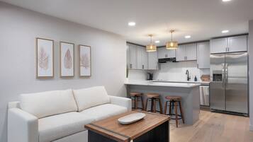 Suite, Lake View | Private kitchen