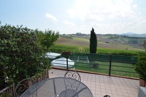Outdoor dining - San Marino Poolside Stay (Passano di Coriano)