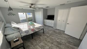 3 عدّة غرف نوم ومكواة/لوح كي وواي فاي وملاءات أسرّة