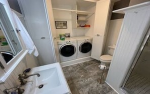 Douche, baignoire Ă jets, sĂšche-cheveux, serviettes fournies