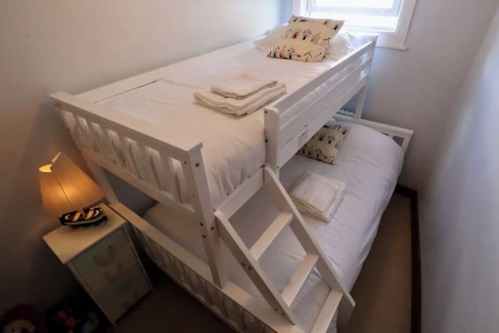 2 slaapkamers, een strijkplank/strijkijzer, reisbedje, gratis wifi