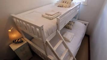 2 slaapkamers, een strijkplank/strijkijzer, reisbedje, gratis wifi