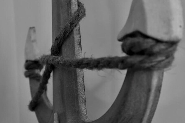A close-up of a wooden structure with a rope tied around it. - Cliff Face in Living Room! Beach 1 Min. Looe (Looe)