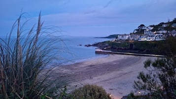 بالقرب من الشاطئ