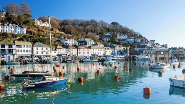 A harbor with boats, a pier, and buildings on a hillside. - Cliff Face in Living Room! Beach 1 Min. Looe (Looe)