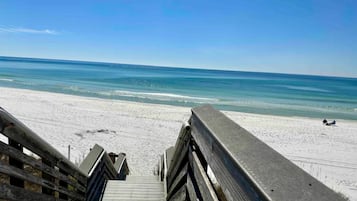 En la playa, camastros y toallas de playa