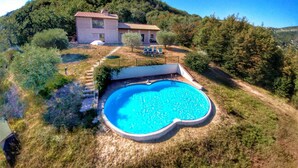 A house with a swimming pool surrounded by a garden and a forested hill. - Holiday home with pool near Assisi (Assisi)