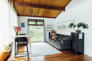 Smart TV - Cozy cottage nestled on our 5 acre Organic fruit farm (HANA)