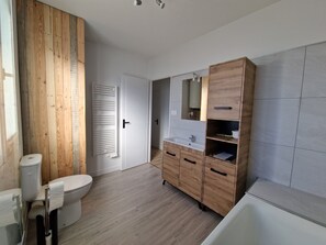 Een douche, een haardroger, handdoeken, zeep