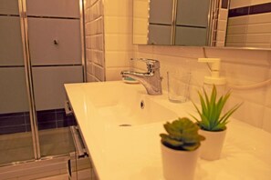 Dusche, Haartrockner, Bidet, Handtücher