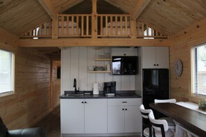 Kühlschrank, Mikrowelle, Wasserkocher mit Kaffee-/Teezubehör