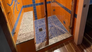 Doccia, vasca idromassaggio, asciugamani, sapone