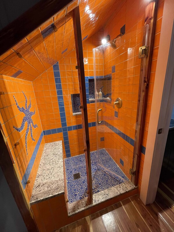 Dusche, Whirlpool, Handtücher, Seife