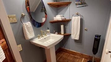 Een douche, een bubbelbad, handdoeken, zeep