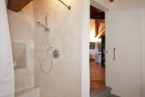Shower, bidet - A Castle Stay in Wine Country (Rocca Grimalda)
