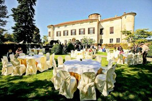 Outdoor banquet area - A Castle Stay in Wine Country (Rocca Grimalda)
