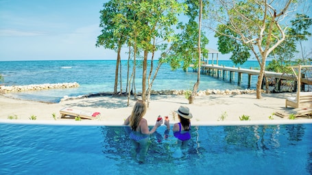 Una piscina al aire libre, sillones reclinables de piscina
