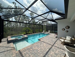 Una piscina al aire libre