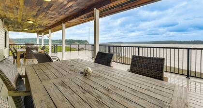 Beachfront Anderson Island Escape: Rainier Views!