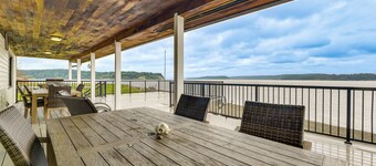 Beachfront Anderson Island Escape: Rainier Views!