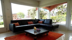 Living area - Villa in Barasso near Lake Varese (Barasso)