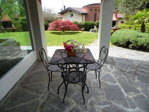 Outdoor dining - Villa in Barasso near Lake Varese (Barasso)