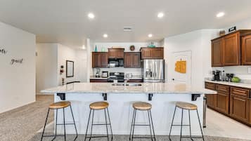 Coffee/tea maker, fridge, microwave, oven