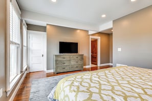 3 bedrooms, desk, iron/ironing board, travel crib
