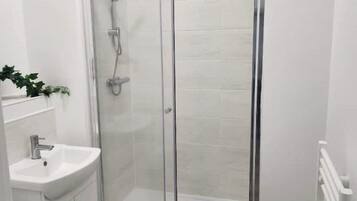 Dusche, Bidet, HandtĂŒcher, Seife