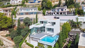 A modern house with a swimming pool, surrounded by greenery and other houses. - Villa Petrer in Javea X bia (Javea)
